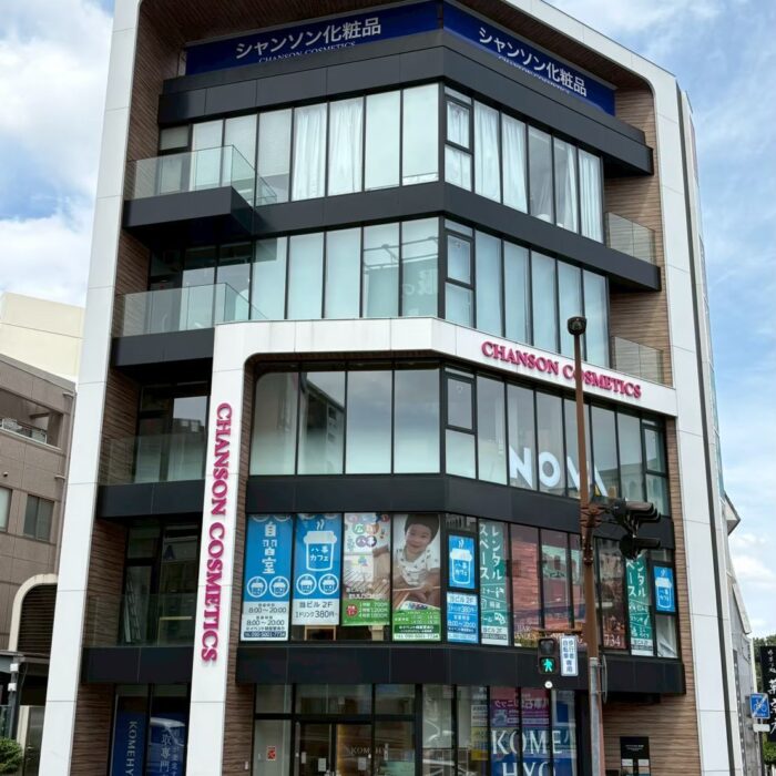 入社2年目社員の看板紹介｜シャンソン化粧品様